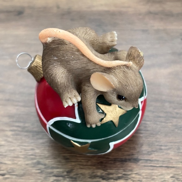 CHARMING TAILS Mouse NO PEEKING 87/143 Christmas Ball Ornament Figurine Trinket - Picture 7 of 11